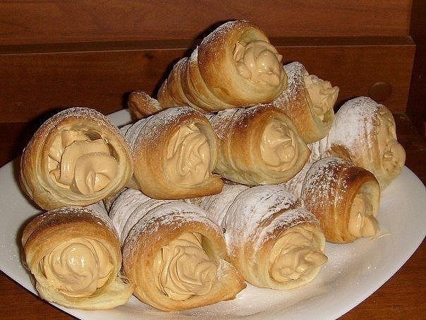 Слоёные трубочки с кремом - очень просто! Ингредиенты: Тесто слоёное(дрожжевое)-500 гр. Сгущёнка ...
