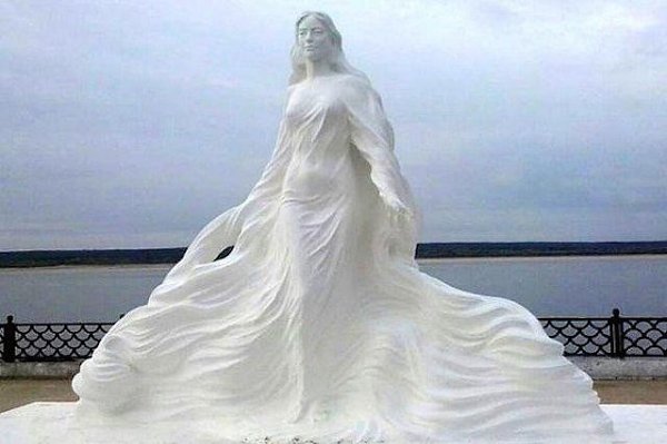 В Якутии появился первый памятник крупнейшей реке Восточной Сибири - реке Лене.