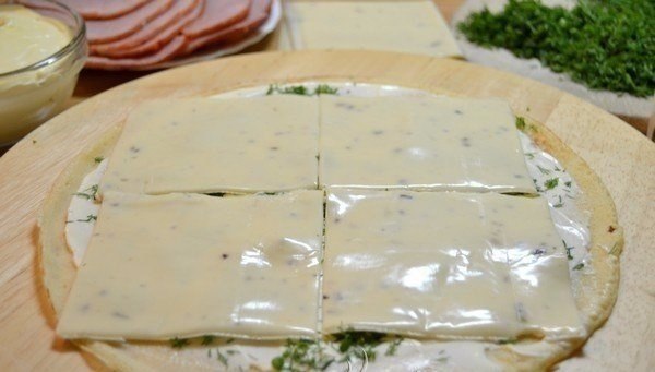 Блинные рулетики с начинкой из ветчины и сыра. Очень вкусная и лёгкая в приготовлении закуска. ... - 6
