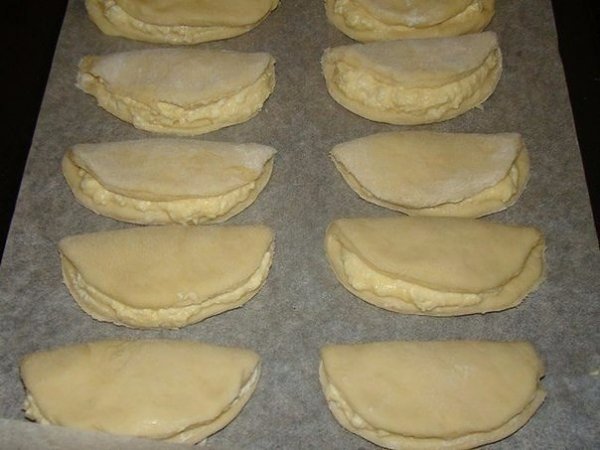 Сочники - вкус детства.Ингредиенты:Маргарин-250 грЯйцо-3 штСахар-100-150 грсметана-400 грМука-4 ст ... - 3