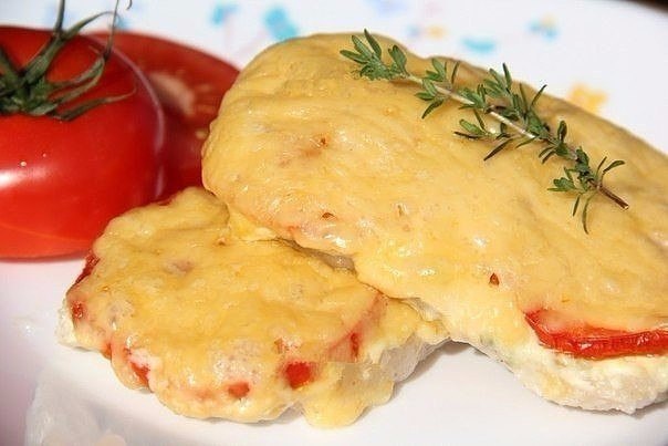 Свинина, запечённая с помидорами и сыром .Ингредиенты: мякоть свинины (у меня 6 кусочков); соль, ...