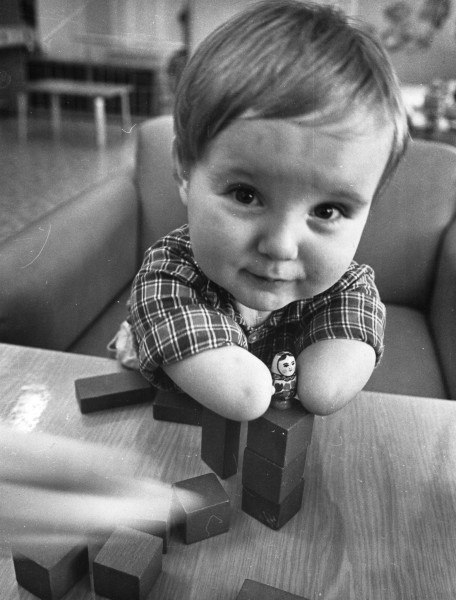 Голая девушка за 5 минут собирает 5000 лайков. А сколько лайков собирает этот мальчик