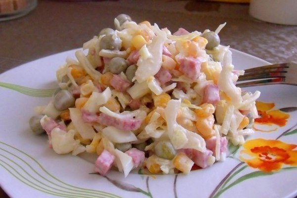 Легкий капустный салат с кукурузой и ...