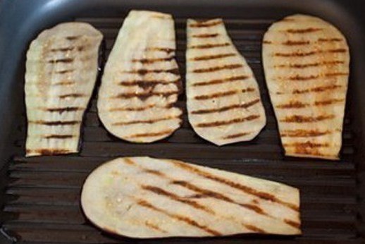 Рулетики из баклажана с фетой и помидорами. По-летнему лёгкое блюдо вкусных рулетиков из баклажан с ... - 2