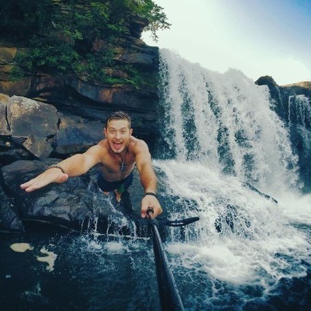 Увидеть мир, прийти к опасным вещам, увидеть, что за стенами, сблизиться, найти друг друга и ...