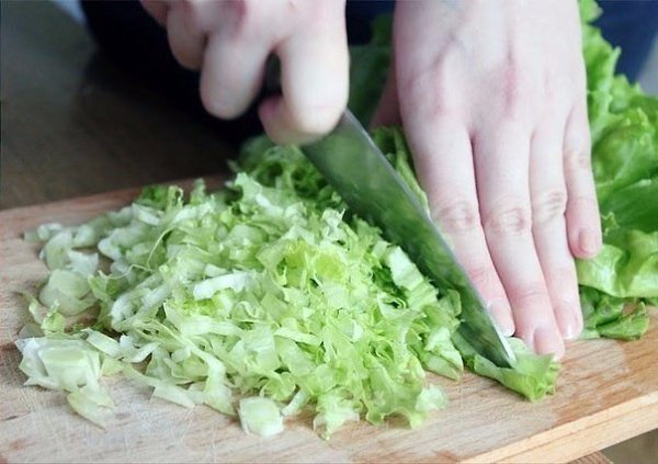 Сытный салат с куриной грудкой.Ингредиенты на 6-8 порций:Помидор — 2-3 шт.Куриная грудка — 500 гСыр ... - 4