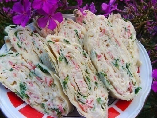 Рулет из лаваша с сыром и крабовыми палочками.Ингредиенты:-лаваш тонкий - 2 шт.-крабовые палочки - 1 ...