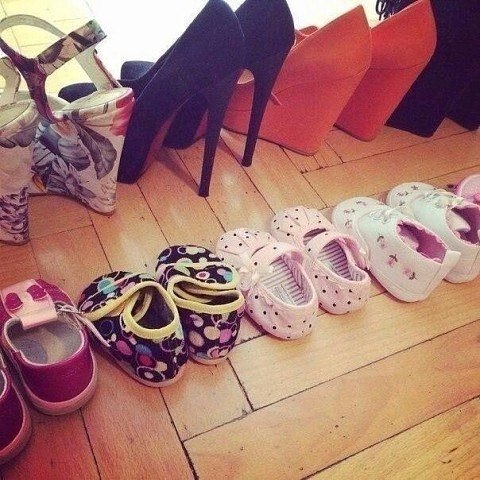 В 18 лет гадалка мужу предсказала, что тот всю жизнь будет тратить деньги на красивых девочек. Не то ...