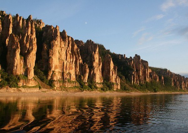Ленские столбы, Россия.Словно стены огромного старинного замка или каменный лес выстроились вдоль ... - 3