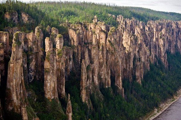 Ленские столбы, Россия.Словно стены огромного старинного замка или каменный лес выстроились вдоль ... - 7