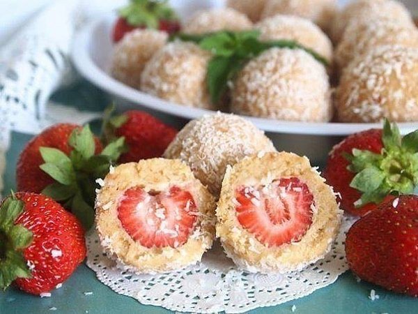 ДЕСЕРТНЫЕ ШАРИКИ С КЛУБНИКОЙ. Ингредиенты: 200 г печенье (сухое) 90 г масло сливочное 150 г творог ...