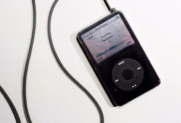 Apple забыла про день рождения iPod.Линейке музыкальных плееров iPod исполнилось 15 лет. ...