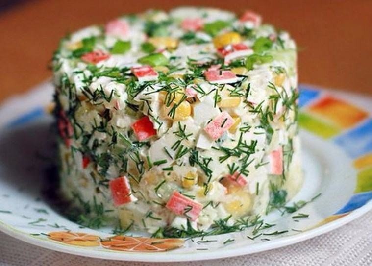 Салат из крабовых палочек, яблока и огурца .Ингредиенты: Кукуруза консервированная 1 банка Крабовые ...