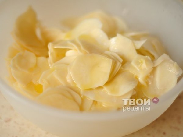 Картофельная запеканка с сыром.Ингредиенты:Картофель 1 кгМасло сливочное 70 гСыр твердый 80 гТимьян ... - 4