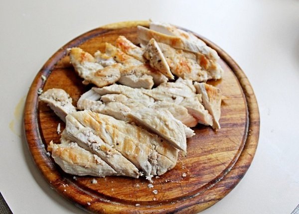 Салат с курицей и овощами.Ингредиенты:Филе куриное — 400 гКапуста китайская — 200 гОгурец — 1 ... - 7