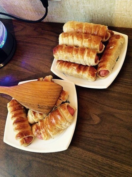 ВКУСНЫЕ СОСИСКИ В ТЕСТЕ.ИНГРЕДИЕНТЫ: Сосиски Бездрожжевое тесто (можно приобрести в любом магазине) ...
