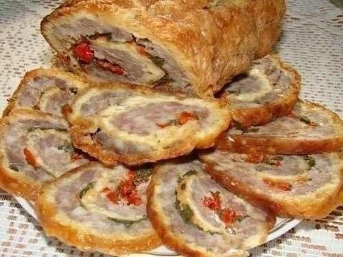 Рулет из сыра с мясным фаршем.Ингредиенты:- 200 г сыра твердых сортов- 4 яйцаДля фарша:- 0,5 кг ...