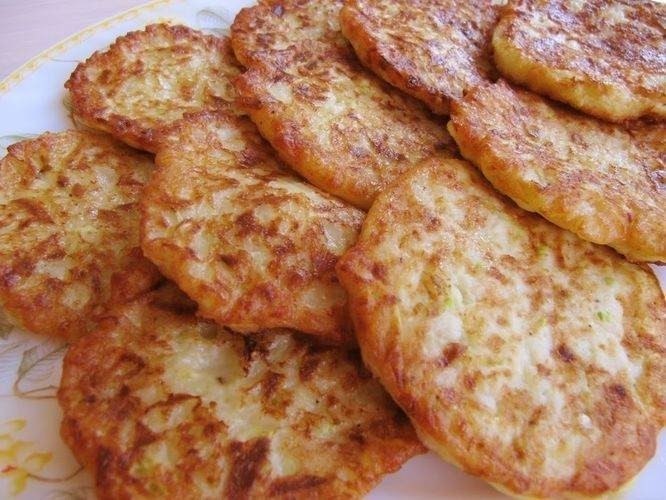 ОЛАДЬИ ИЗ КАБАЧКОВ С СЫРОМ И ЧЕСНОКОМ.ИНГРЕДИЕНТЫ: 1 средний кабачок 1 яйцо 50 гр. натертого сыра ...