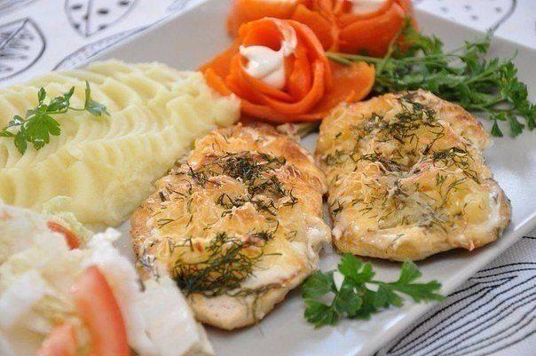 Р. ВКУСНО!!! 6.КУРОЧКА В АНАНАСАХ Ингредиенты: 2 куриные грудки 200 г. сыра 1 банка консервированных ...