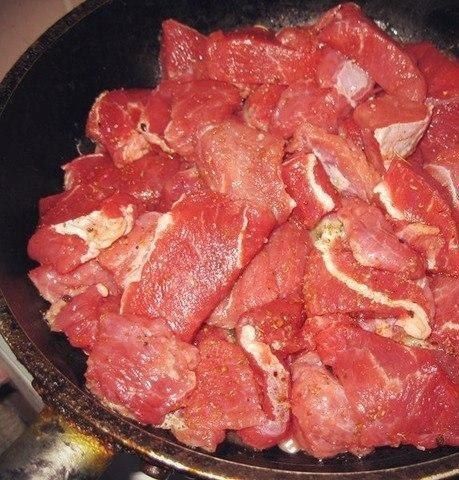 Мясо под сырным соусом.Ингредиенты:Говядина — 1 кгСыр твердый (твердый) — 200 гСливки — 150 млСоевый ... - 2