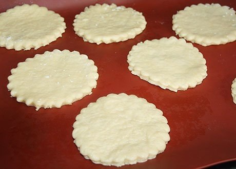 Коржики сметанные.Нам потребуется:Сметана – 4 ст. ложки,Масло сливочное – 2 ст. ложки,Яйцо – 1 ... - 5