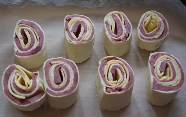 Запеченные рулетики с ветчиной и сыром.Простая и сытная вкуснятина! Сохрани рецепт и ... - 6