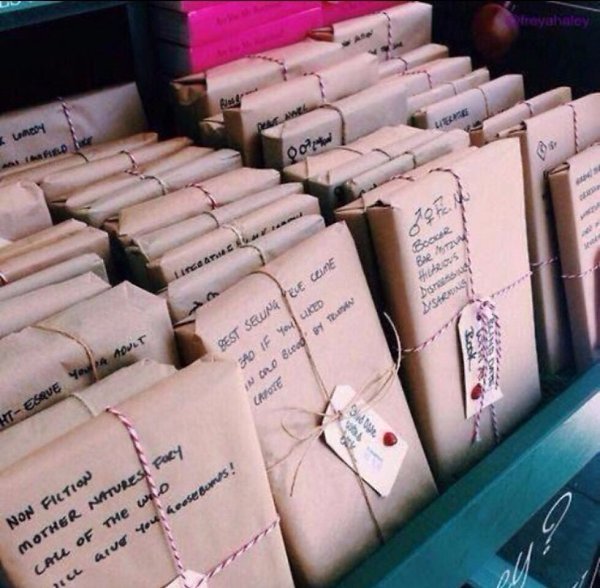Книжный магазин, в котором книги завернуты в бумагу с краткими описаниями, чтобы никто не судил ...