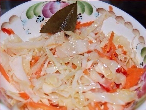 БОМБОВАЯ КАПУСТКА.Ингредиенты:- 2 кг - капусты- 0,4 кг - моркови- 4 дольки - чеснока- можно добавить ...