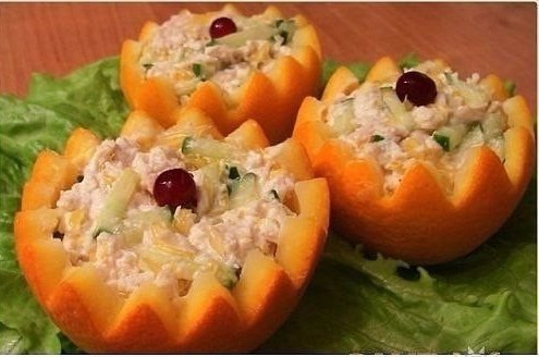 Салат с куриным филе и огурцами в апельсине.3-4 апельсина300 г куриного филе200 г огурцовйогурт ...