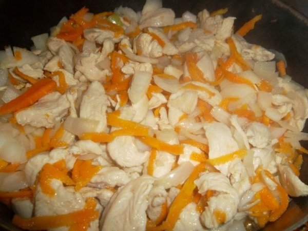 Гуляш из куриного филе.Ингредиенты:Филе куриное — 500-600 гМорковь — 1 шт.Лук репчатый — 1-2 ... - 4