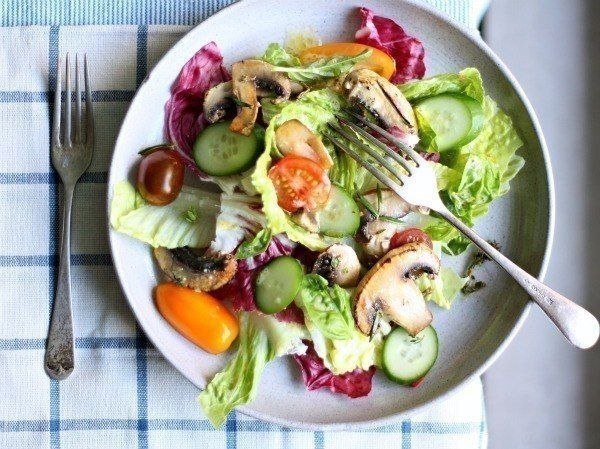 Вкусный и легкий салат .на 100грамм - 38.74 ккалБ/Ж/У - 2.82/2.22/2.34 Ингредиенты: Шампиньоны - 350 ...