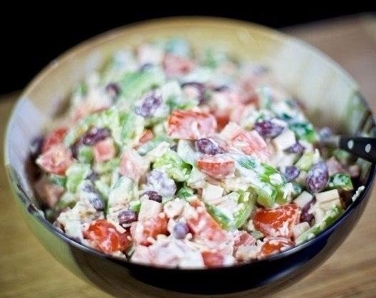Салат с крабовыми палочками и фасолью . На 100 грамм - 72.16 ккал Белки - 4.65 Жиры - 0.98 Углеводы ... - 7