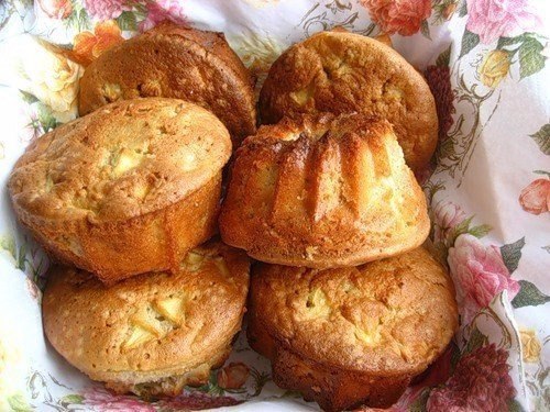 БАНАНОВЫЙ КЕКС С ЯБЛОКАМИ.Ингредиенты:- 2 спелых банана- 4 яйца- 150 г молотых овсяных хлопьев- 1 ...