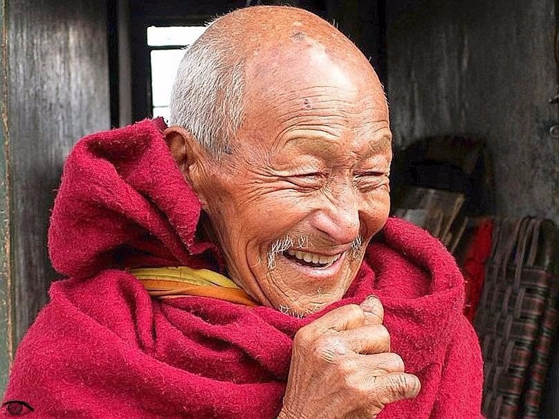 Дзен улыбнись. Монах улыбается. Счастливый монах. Счастливый китаец. Мудрец смеется.