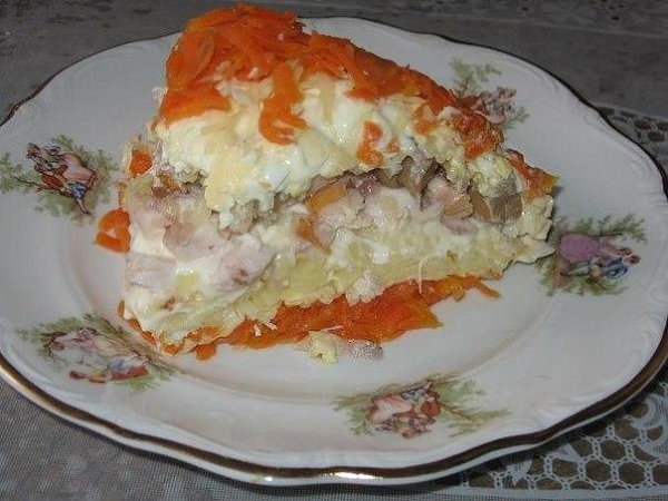 Салат слоеный, очень вкусный. Чтобы приготовить салат, нам нужно взять: - 250г куриного мяса. Можно ... - 5