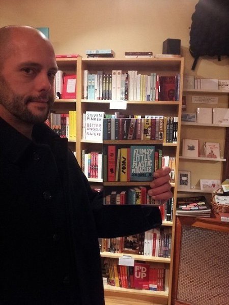 Emily Pullen работает в книжном магазине Skylight Books в Лос-Анджелесе и делает веселые снимки ... - 4