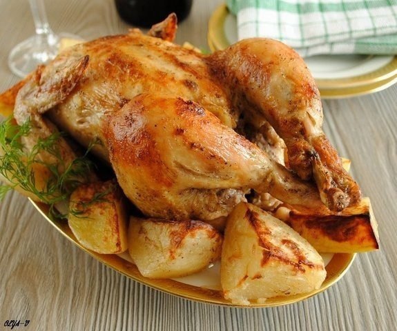 Цыпленок запеченный с картофелем .Ингредиенты:- 1 маленький цыпленок- 4-5 больших картофелин- 2 + 2 ...