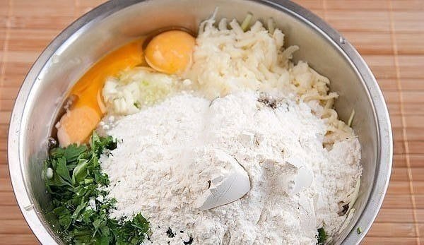 Котлеты из кабачков. На 100 гр - 57.59 ккал белки - 2.73 жиры - 1.89 углеводы - ... - 7