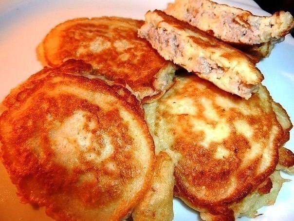 Мясные оладьи на скорую руку.Ингредиенты:- 1 л кефира- 2 яйца куриные- щепотка соды пищевой (на ...