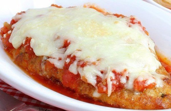 Куриная грудка, запеченная с сыром в томатном соке.Ингредиенты: Куриное филе - 1 шт Яйцо - 1 ...