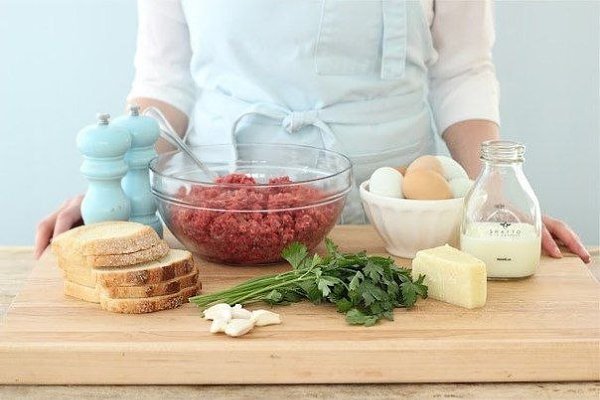 Домашние фрикадельки.Ингредиенты:Говяжий фарш – 500 г2 куска батонаЧеснок – 2 зубчикаСвежая рубленая ... - 2