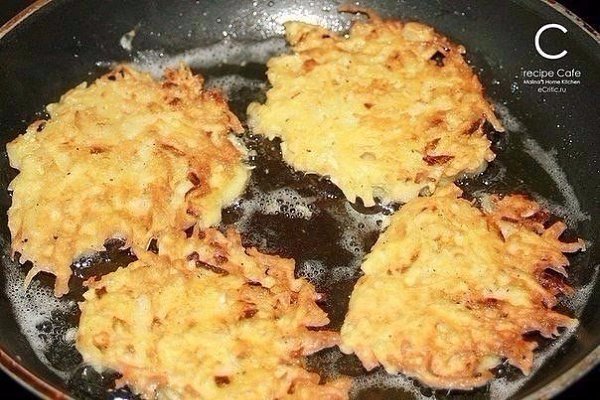 Драники с сыром.Ингредиенты:- 7-10 средних картофелин- 1-2 средних луковицы- 1-2 яйца- 50-100гр. ... - 5