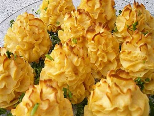 Розочки из картофеля.Ингредиенты:-Картофель- 350 гр.-2.5 шт зубчика чеснока -Сыр плавленныйСпособ ...