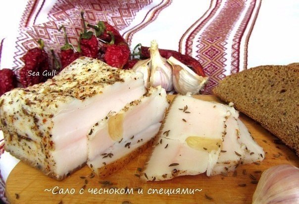 Сало с чесноком и специями.На 1 л - 5 ст.л. соли без горки, лавр.лист 2-3 шт, душ.перч. 3-4 горош., ...