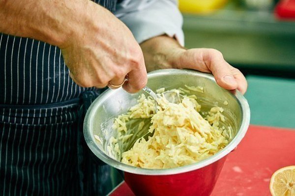 Драники.ИНГРЕДИЕНТЫкартофель 6 шт.яйца куриные 1 шт.мука 2 ч.л.сметана 150 гспеции по вкусуукроп для ... - 2