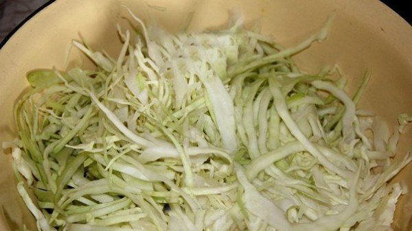 МАРИНОВАННАЯ КАПУСТА ЗА СУТКИ. ИНГРЕДИЕНТЫ: Капуста белокочанная - 2,5 кг Морковь - 700 г Чеснок - 4 ... - 2