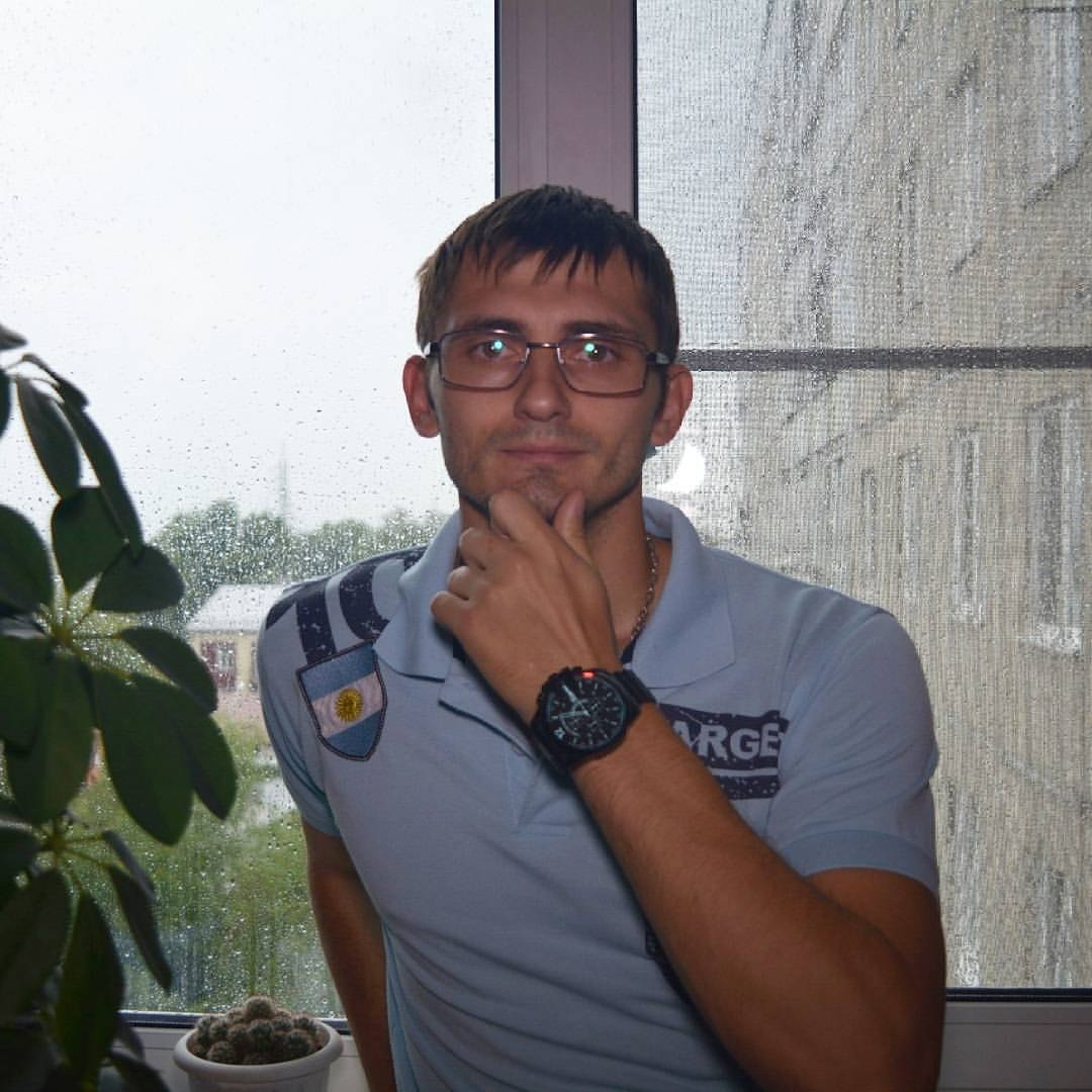 -Люблю дождь,он успокаивает и расслабляет. -Всегда мечтаю в такую погоду что бы у меня был дом и ...