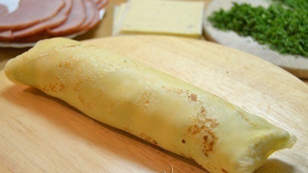Блинные рулетики с начинкой из ветчины и сыра. Очень вкусная и лёгкая в приготовлении закуска. ... - 8