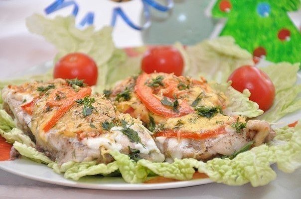 Рыбка с сыром и помидорами.Ингредиенты: рыба толстолоб (2-3 кг) – 1 шт., помидоры – 4 шт., сыр – 300 ...