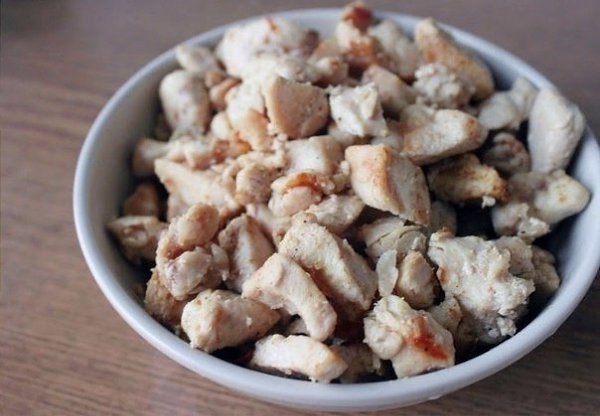 Сытный салат с куриной грудкой.Ингредиенты на 6-8 порций:Помидор — 2-3 шт.Куриная грудка — 500 гСыр ... - 6